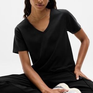 🐾 Athleta Black Short Sleeve V Neck Tee